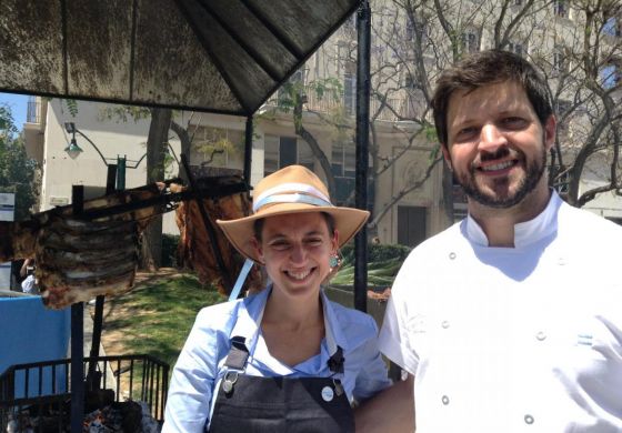 Los chefs Soledad Nardelli y Javier Rodríguez al frente del asador en Málaga